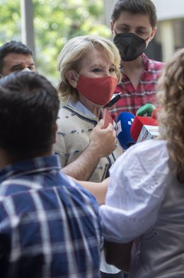 Archivo - La que fuera ministra de Educación y Cultura, presidenta del Senado y de la Comunidad de Madrid, Esperanza Aguirre, responde a los medios a su llegada a la presentación del libro 'Libertad o Igualdad' de Daniel Lacalle, a 10 de junio de 2021.