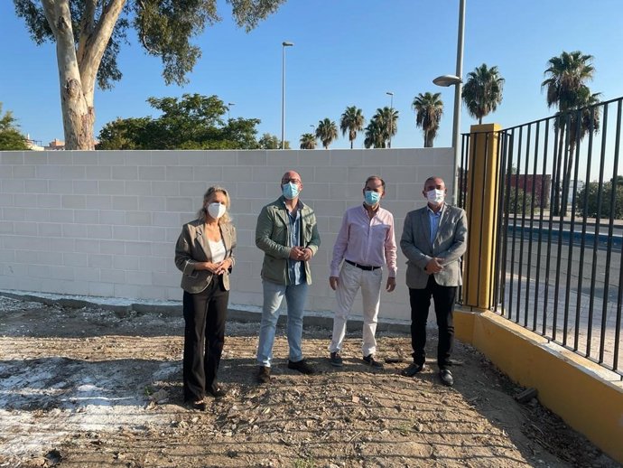 El delegado territorial de la Consejería de Educación y Deporte en Cádiz, Miguel Andréu, durante la visita al IES Pedro Muñoz Seca.