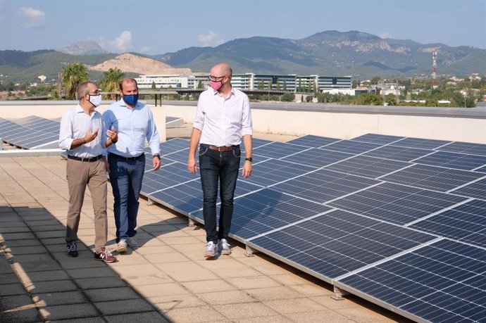 El vicepresidente del Govern, Juan Pedro Yllanes, acompañado del conseller de Medio Ambiente, Miquel Mir, y el director de Energía y Cambio Climático, Pep Malagrava, en las instalaciones de Son Rossinyol.