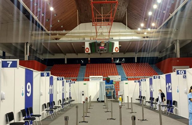 Archivo - Imagen de vacunación contra la covid-19 en el Pabellón de La Casilla de Bilbao