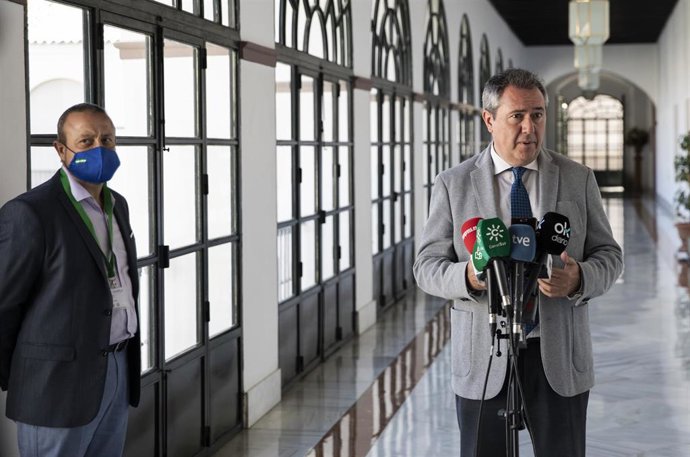 El secretario general del PSOE-A, Juan Espadas (d), junto al presidente de UATAE, Pepe Galván (i); atiende a los medios con motivo de su reunión con la Unión de Asociaciones de Trabajadores Autónomos y Emprendedores y con la Asociación de Trabajadores A