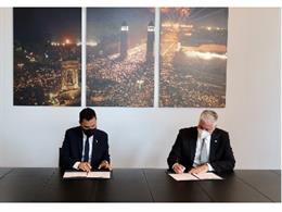 El conseller de Empresa y Trabajo, Roger Torrent, y el ceo y presidente de la Iaapa, Hal McEvoy, en el acto de firma