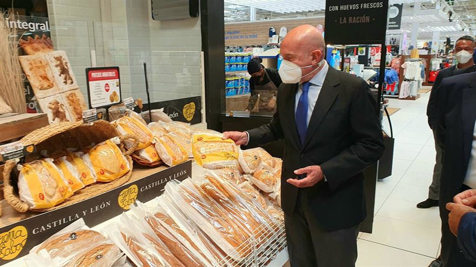 El consejero de Agricultura contempla un producto de Tierra de Sabor en un hipermercado de Carrefour