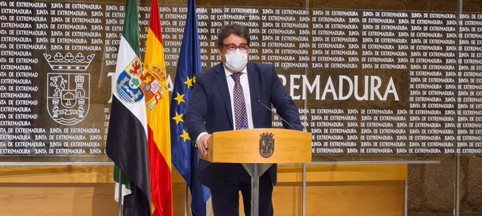 El vicepresidente segundo y consejero de Sanidad y Servicios Sociales, José María Vergeles, en rueda de prensa tras el Consejo de Gobierno de la Junta