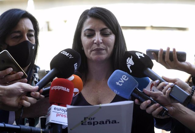 La portavoz adjunta de Vox en el Congreso, Macarena Olona, atiende a los medios de comunicación en el Tribunal Constitucional