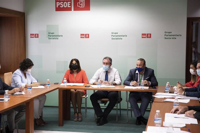 El secretario general del PSOE-A, Juan Espadas (c), junto a la portavoz del grupo parlamentario, Ángeles Ferriz (i), durante la reunión con la Unión de Asociaciones de Trabajadores Autónomos y Emprendedores y con la Asociación de Trabajadores Autónomos 