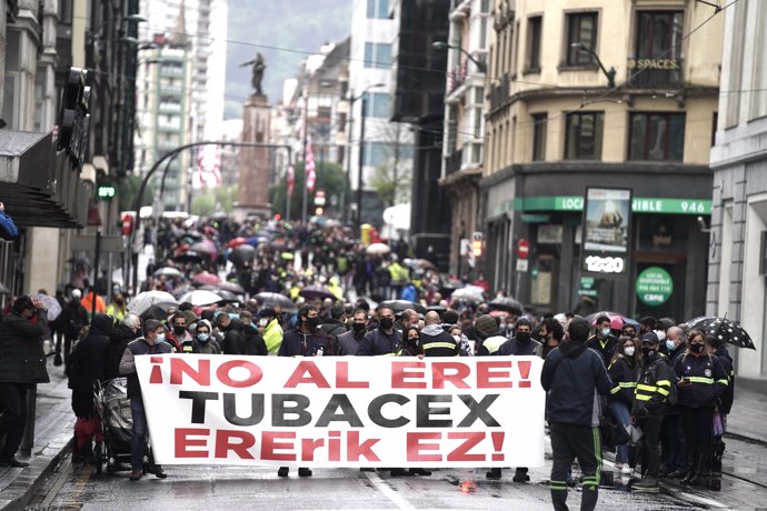 Varias personas participan en una manifestación contra el ERE planteado por Tubacex, a 11 de abril de 2021, en Bilbao, Euskadi, España