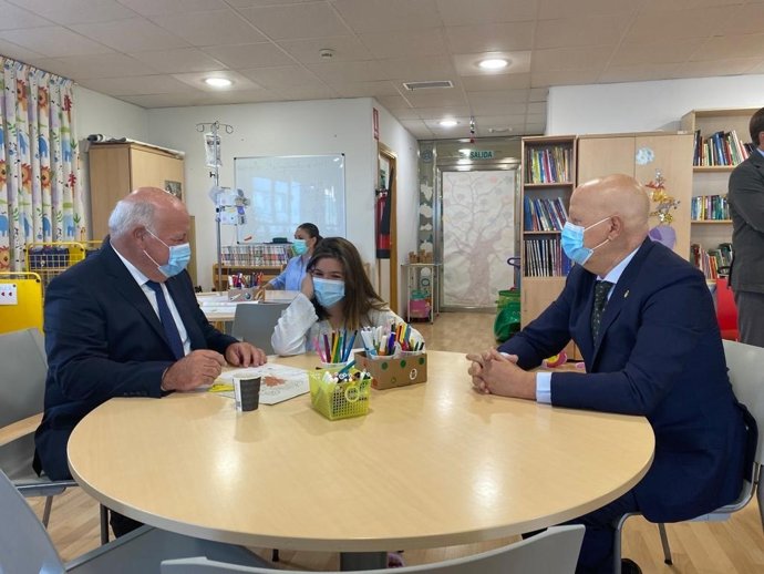 El consejero de Salud y Familias, Jesús Aguirre (izda.), y el de Educación y Deporte, Javier Imbroda, en su visita al aula hospitalaria del Hospital Universitario Reina Sofía de Córdoba.
