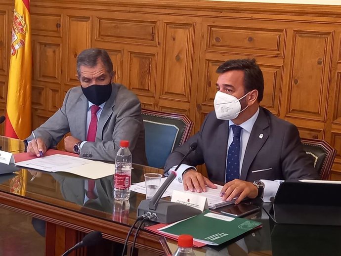Comisión Mixta Justicia-TSJA celebrada este miércoles en Granada presidida por el presidente del TSJA, Lorenzo del Río, junto al viceconsejero de Turismo, Regeneración, Justicia y Administración Local, Manuel Alejandro Cardenete.
