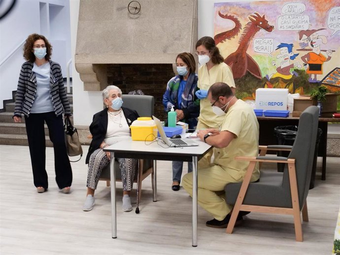 Una anciana recibe la vacuna anti Covid en una residencia.