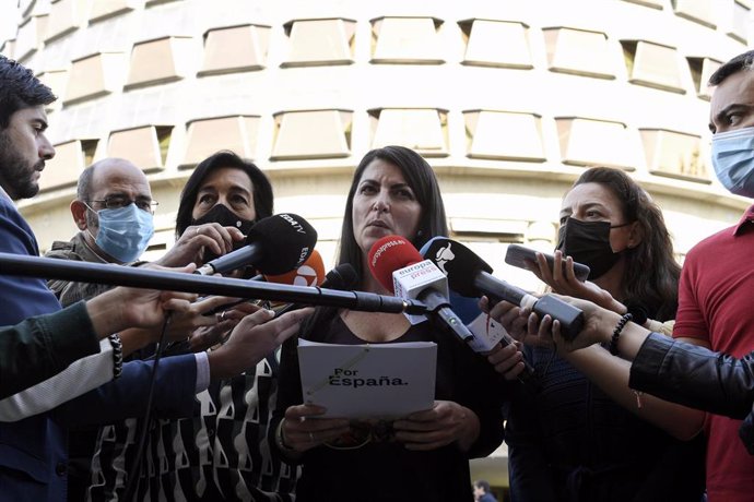 La portavoz adjunta de Vox en el Congreso, Macarena Olona, atiende a los medios de comunicación ante el Tribunal Constitucional
