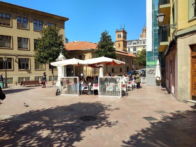 Archivo - Terrazas en Oviedo al inicio de la primavera, con un día de sol.