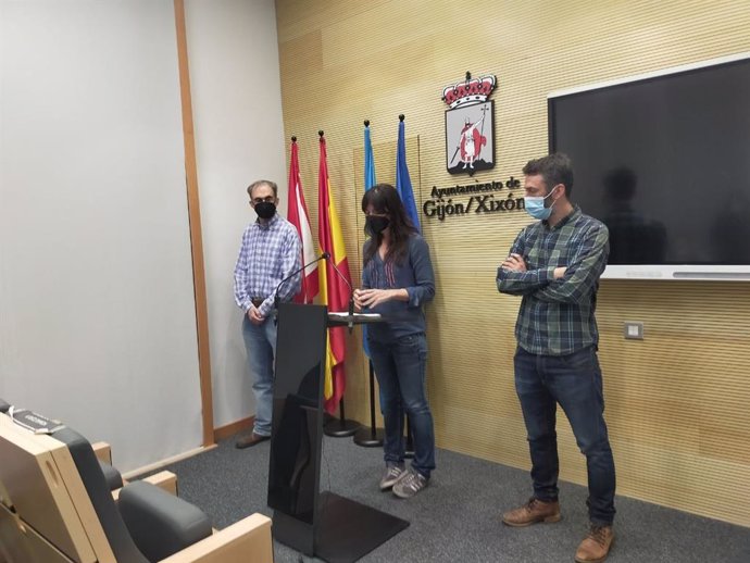 Grupo Municipal de Podemos-Equo Xixón en rueda de prensa en el  Ayuntamiento de Gijón