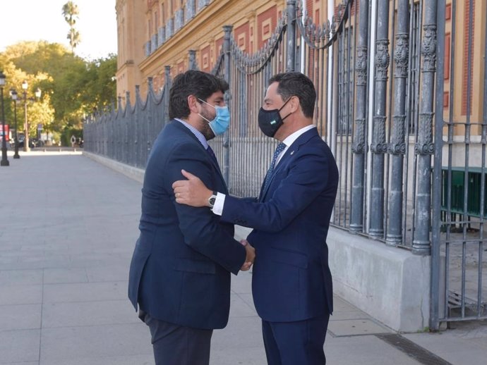 López Miras y Moreno se saludan en la puerta del Palacio de San Telmo, en Sevilla