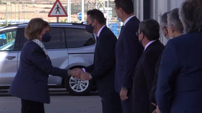 La Reina doña Sofía saluda al alcalde de Burgos al llegar al Banco de Alimentos.