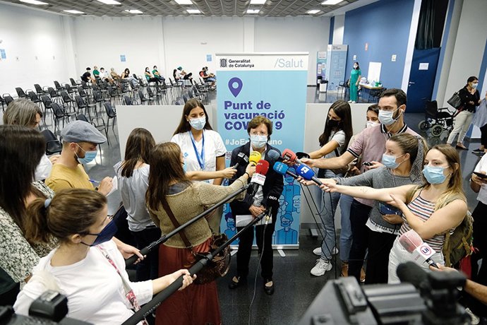 La secretaria de Salud Pública, Carmen Cabezas, en el punto de vacunación de La Farga, en L'Hospitalet de Llobregat