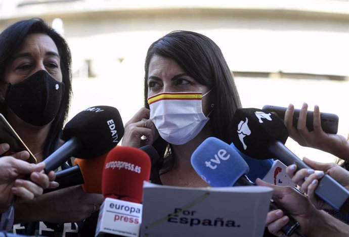 La portavoz adjunta de Vox en el Congreso, Macarena Olona, atiende a los medios de comunicación en el Tribunal Constitucional, a 29 de septiembre de 2021, en Madrid, (España)