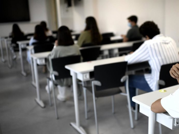 Alumnos en una clase de la Facultad de Humanidades y Ciencia de la Comunicación de la Universidad privada CEU San Pablo durante el primer día del curso 2020-2021, en Madrid (España).