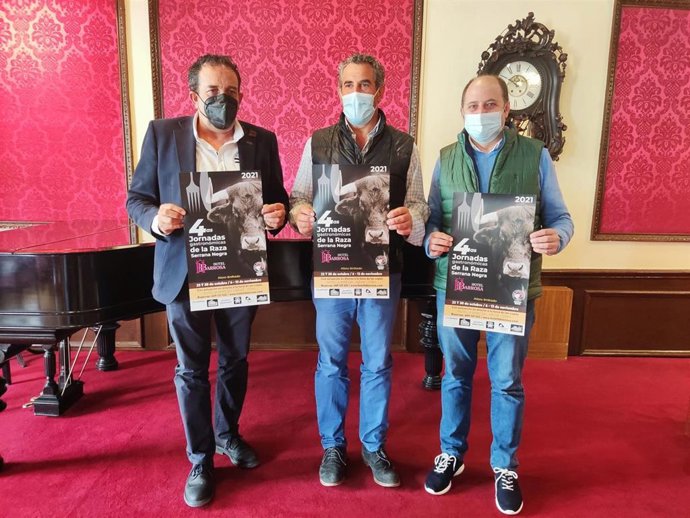 De izda a dcha, Raúl Lozano, José María Manchado y Miguel Ángel Teresa presentan las cuartas jornadas gastronómicas de la Vaca Serrana Negra.