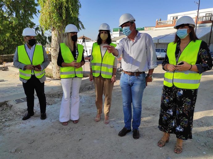 Purificación Joyera (centro), en la visita a las obras de ampliación del Parque de Jesús en Bujalance.