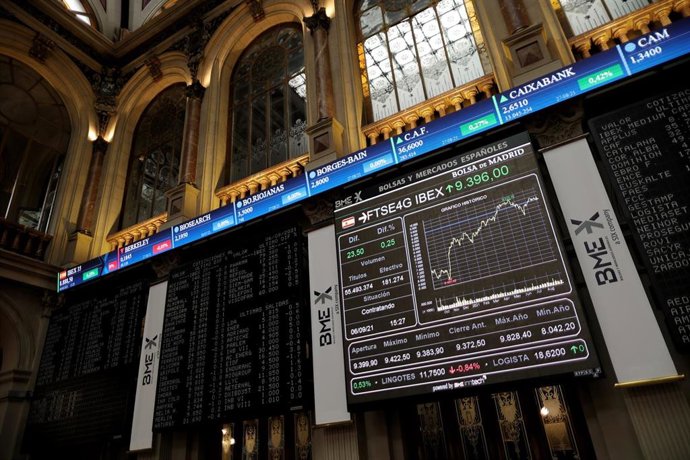 Valores del Ibex 35 en el Palacio de la Bolsa de Madrid, a 6 de septiembre de 2021, en Madrid (España). La oposición de los accionistas de las empresas del Ibex 35 a los planes de remuneración de ejecutivos de dichas compañías se ha duplicado este año, 