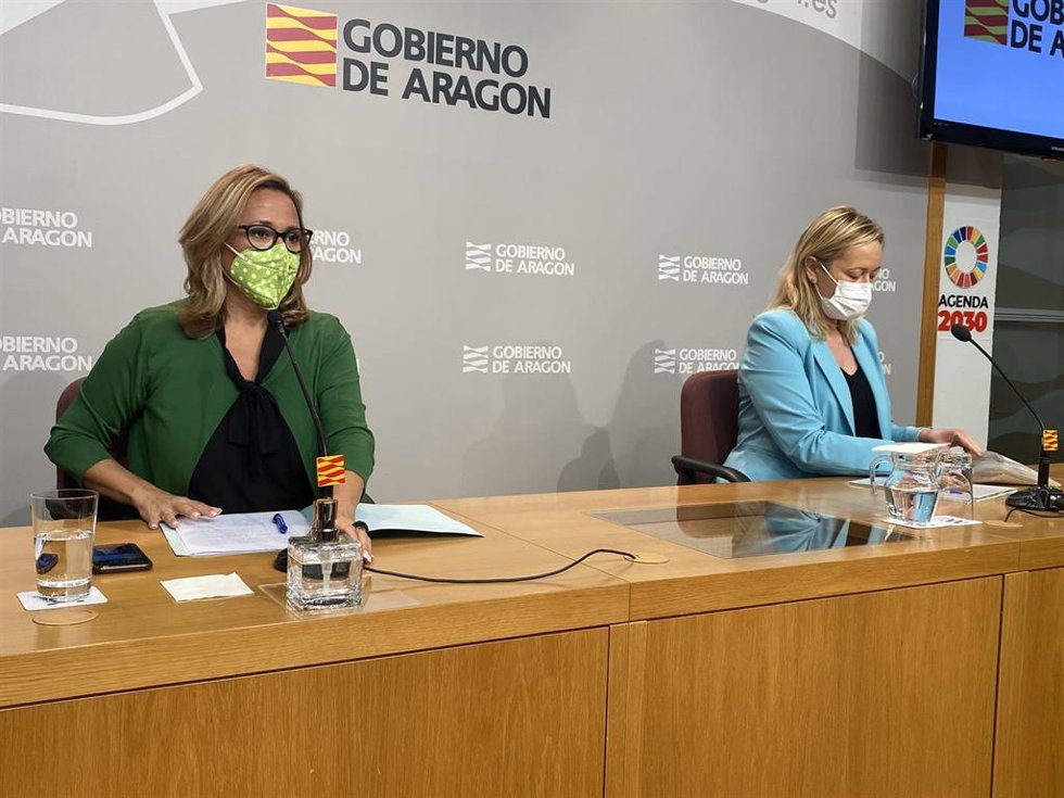 Las consejeras de Presidencia, Mayte Pérez, y Economía, Marta Gastón.
