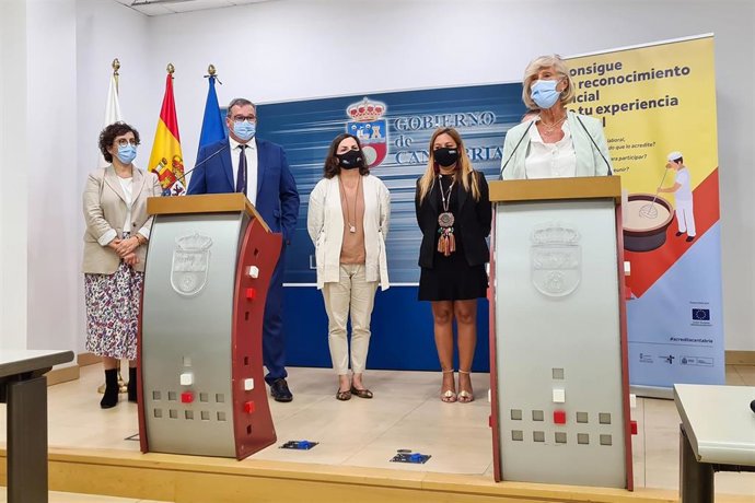 La consejera de Educación y Formación Profesional, Marina Lombó, presenta, en rueda de prensa, el procedimiento para la evaluación y acreditación de las competencias profesionales junto a representantes de CEOE, UGT y CC.OO.