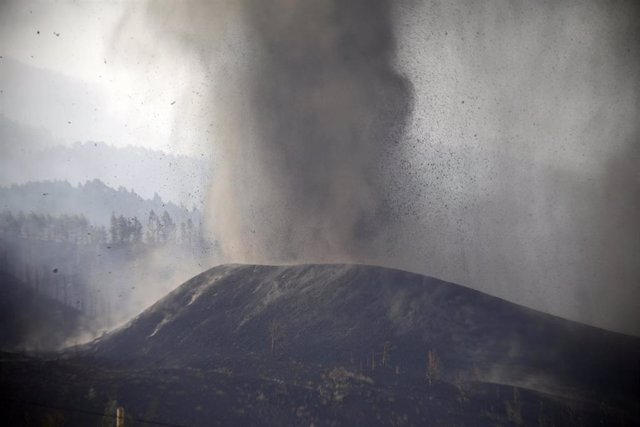 La nube de ceniza y dióxido de azufre que expulsa el volcán de La Palma, desde el núcleo urbano de Tacande, en el municipio de El Paso, La Palma