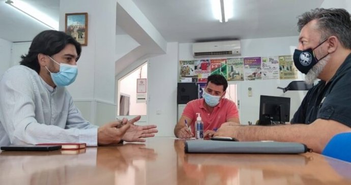 Ismael Sánchez con miembros de la comunidad educativa del CEIP San Ignacio del Viar