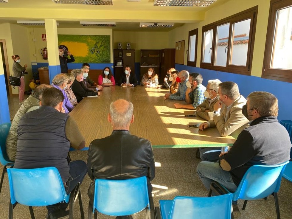 (Imagen De La Reunión Entre Luis Tudanca Y Las Plataformas En Contra Del Proyecto De Las 14 Macro Granjas En La Zona De Herrera De Pisuerga).