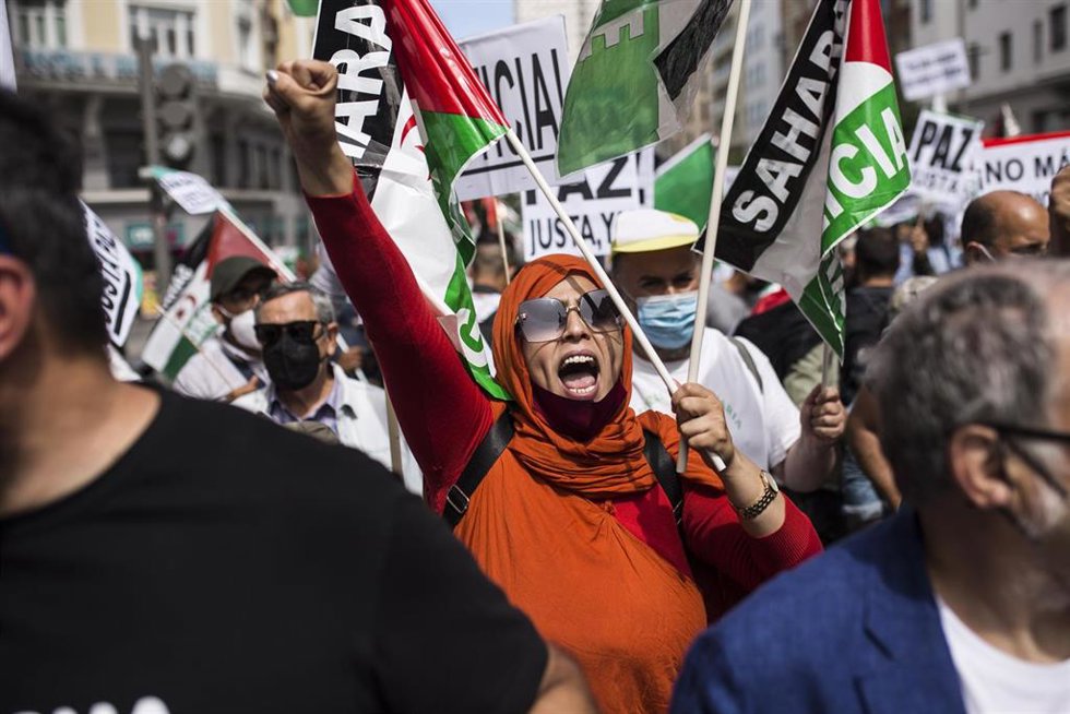 Archivo - Varias personas con banderas y carteles, durante una manifestación por la libertad del Pueblo Saharaui, en la Gran Vía, a 19 de junio de 2021, en Madrid (España). La protesta comenzará en la Plaza de España y llegará hasta la Puerta del Sol, d