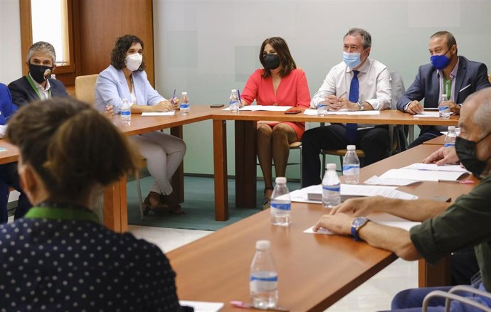 Archivo - Imagen del encuentro que ha mantenido este miércoles el secretario general del PSOE, Juan Espadas, con asociaciones de autónomos.