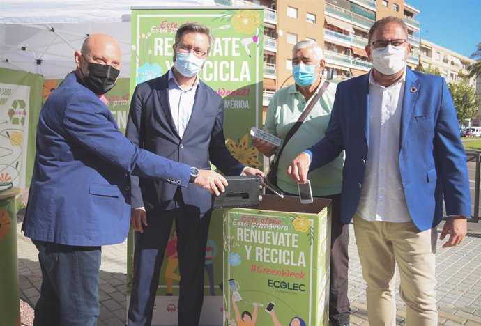 Antonio Rodríguez Osuna en un punto de reciclaje por la Green Week