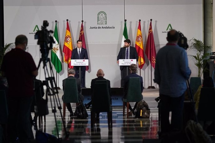 Los presidentes de Andalucía y Murcia, Juanma Moreno y Fernando López Miras, en rueda de prensa este miércoles.