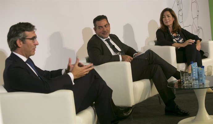 El director de Sostenibilidad de CaixaBank, Eugenio Solla, y la directora general adjunta de Banco Sabadell, Ana Ribalta, durante el encuentro.