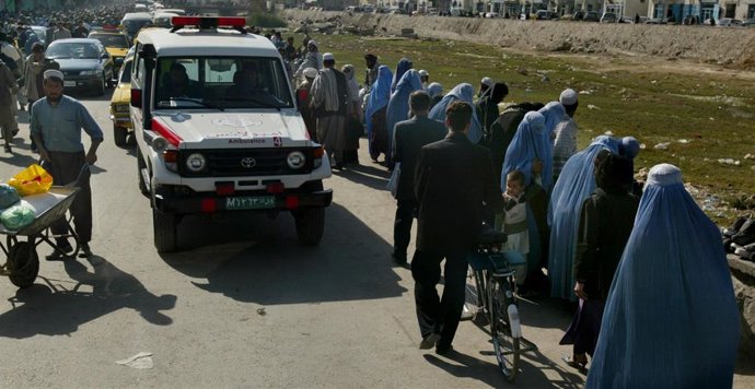 Archivo - Una ambulancia junto a una fila de mujeres con burka en Kabul, Afganistán.