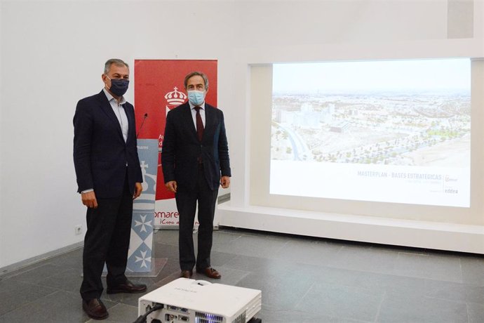 El alcalde de Tomares y el presidente del Grupo Insur en la presentación del proyecto de 500 nuevas viviendas.