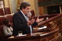 Escrivá presume de los cinco acuerdos con los autónomos y huye de polémicas con el PP: "Lo demás es burbujeo"