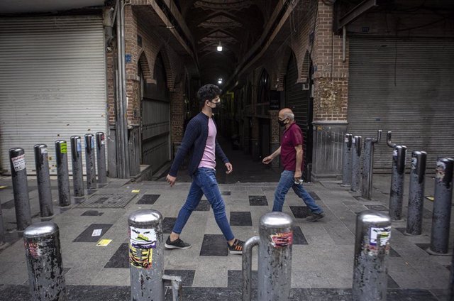 Archivo - Personas frente al Gran Bazar de Teherán, en Irán, durante la pandemia de coronavirus