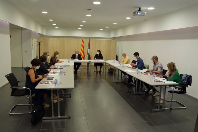 Imagen de la reunión entre miembros del Consell de l'Audiovisual de Catalunya (CAC) y una delegación del Parlamento Vasco