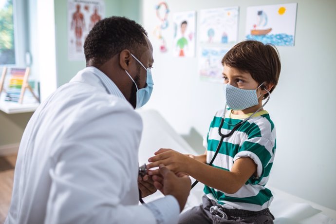 Archivo - Niño con coronavirus en el médico.