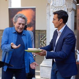 El alcalde de Granada, Francisco Cuenca, y el cantante Miguel Ríos presentan la gira del artista.