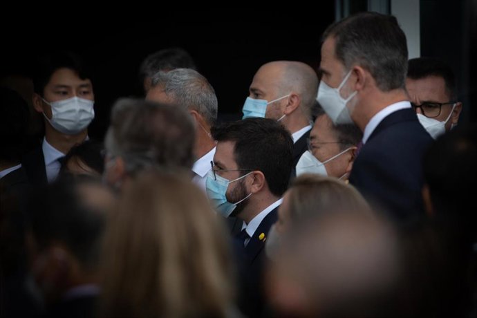 Archivo - El presidente de la Generalitat, Pere Aragonés, y el Rey Felipe VI a su llegada al W Barcelona para asistir a una cena inaugural de la XXXVI reunión anual del Cercle D'Economía, a 16 de junio de 2021