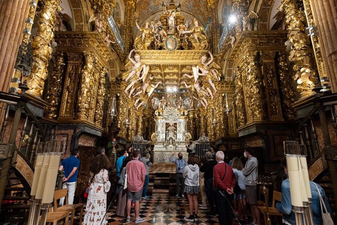 Archivo - Un grupo de personas durante una visita guiada nocturna en la Catedral de Santiago