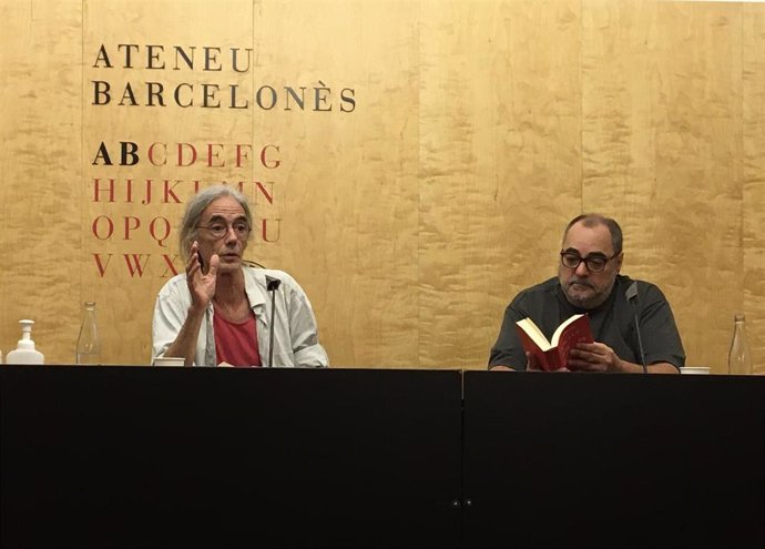 El poeta Enric Casasses y el editor Jordi Cornudella, en la presentación de 'Soliloquis de niygui-nyogui'