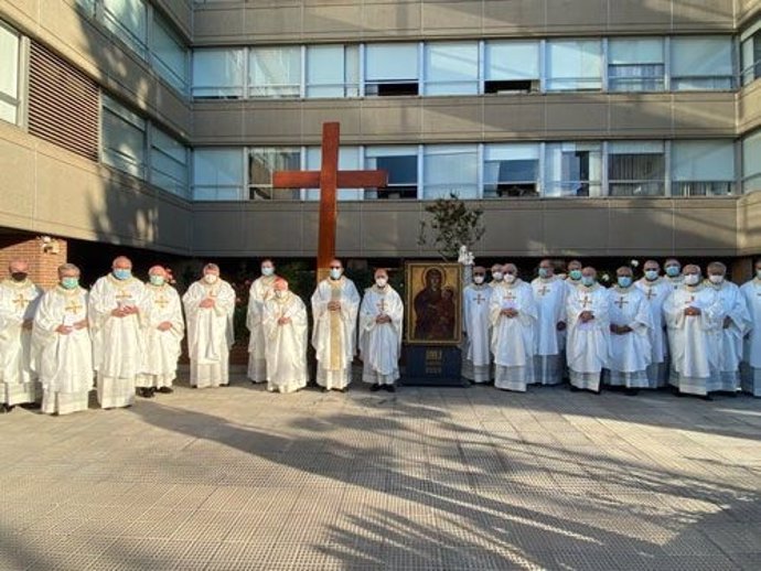 La cruz y el icono de la Jornada Mundial de la Juventud (JMJ)  hace parada en la sede la Conferencia Episcopal Española (CEE)