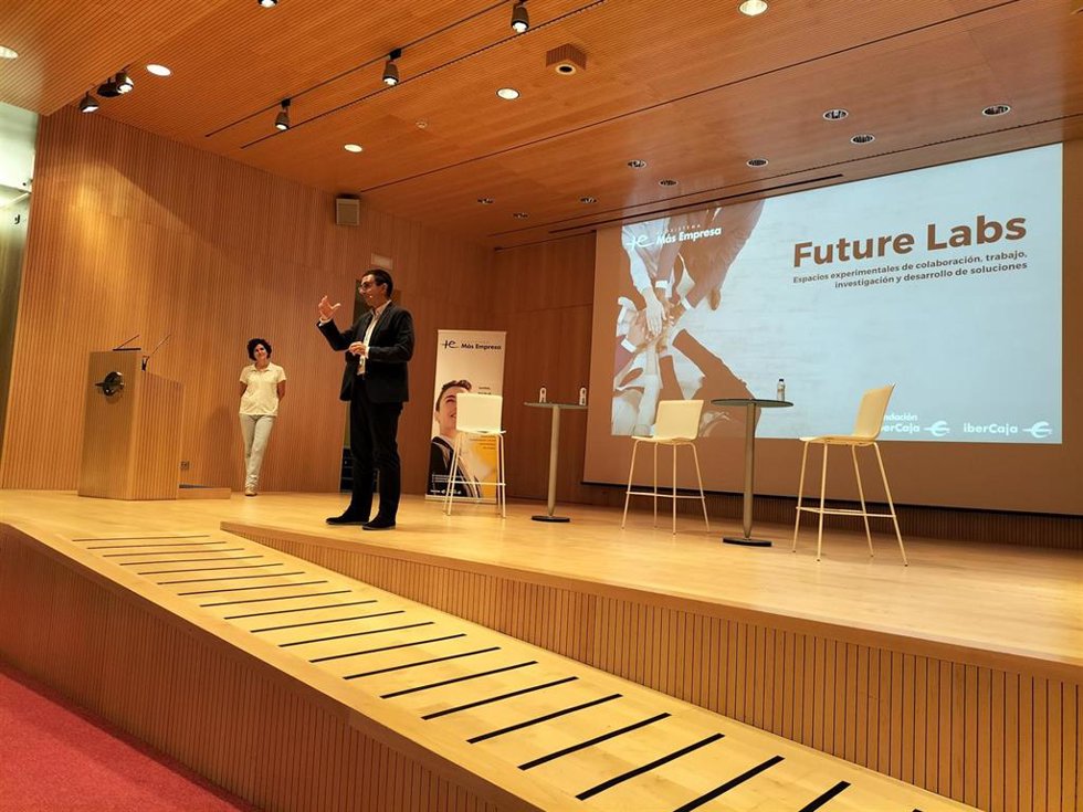 El jefe de Estrategia Comercial de Banca de Empresas de Ibercaja Banco, Toño Ruiz, y la directora del ecosistema Más Empresa, Luz López, durante la presentación.