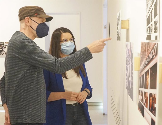 La Vicepresidenta Segunda De La Diputación De Valladolid, Gema Gómez, Y El Pintor Vallisoletano Javier Bustelo Inauguran En La Sala De Exposiciones Teresa Ortega Coca, La Exposición Opni.