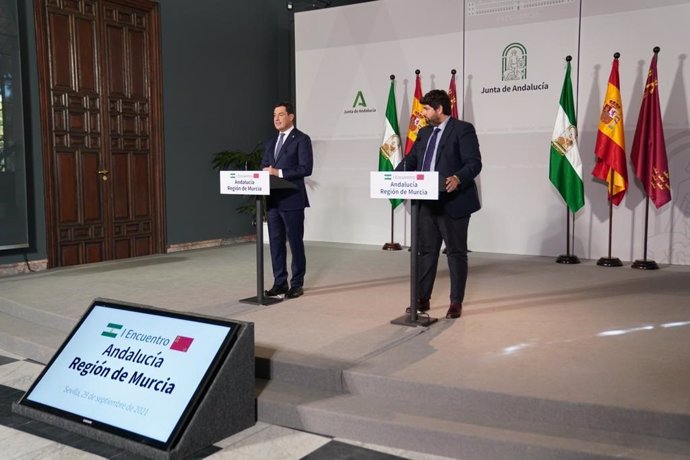 Los presidentes de la Junta de Andalucía y de la Región de Murcia, Juanma Moreno y Fernando López Miras, respectivamente, este miércoles en rueda de prensa en el Palacio de San Telmo.