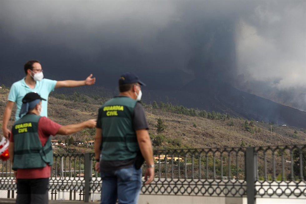 Evacuan los barrios de Tajuya y Tacande (El Paso) por aumento de la explosividad del volcán